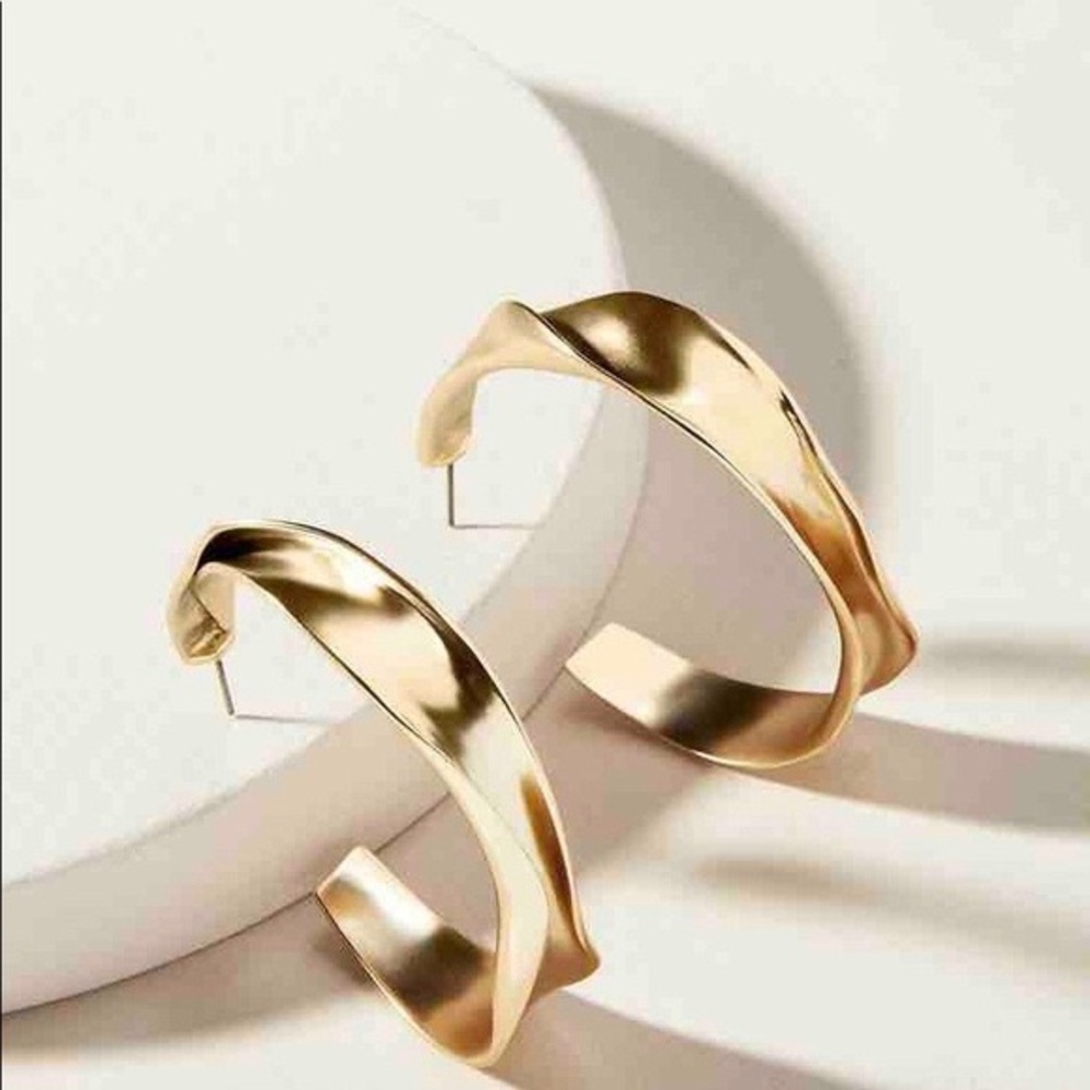 Brand New Stella & Dot Twist hoop earring in gold